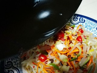 16、虫草花之油浸三鲜,锅中油烧热 浇在三丝上 妥妥哒 