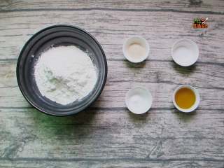 1、快手版无添加剂油条,准备食材