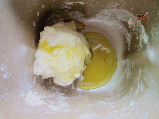 4、快手版无添加剂油条,加入3克盐和15克油继续揉面，揉5分钟，光滑有韧劲，手揉也要到此状态哦！