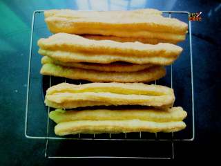 12、快手版无添加剂油条,用筷子不停地翻动油条，大火转中火，炸至金黄色即可出锅