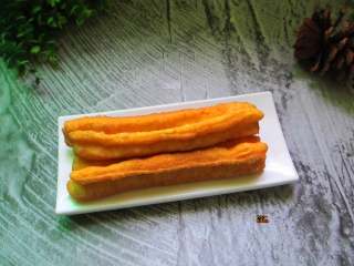 17、快手版无添加剂油条,自己动手做做，感觉比买的还好吃的呢。多下来的，明朝可以做粢饭团哦。也可以做其他好吃的配料，比如烧汤里放点，或者青菜包里放点，等等很多的