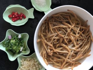 1、#爽口凉菜#凉拌黄花菜,材料准备好，黄花菜提前泡发好