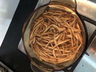 3、#爽口凉菜#凉拌黄花菜,捞起黄花菜控干水分备用，装在干净的碗里，加点油拌匀，这样可以让黄花菜更有光泽度