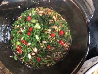 7、#爽口凉菜#凉拌黄花菜,炒香的蒜末里加入香菜，醋，酱油搅拌均匀，调成酱汁