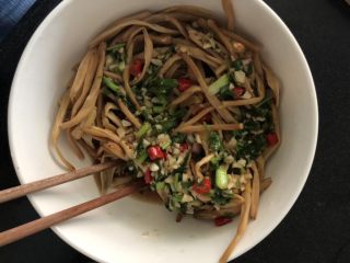 8、#爽口凉菜#凉拌黄花菜,调好的酱汁倒入黄花菜里