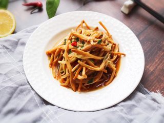 11、#爽口凉菜#凉拌黄花菜,最后酸辣可口的凉拌黄花菜就好了！装盘食用！