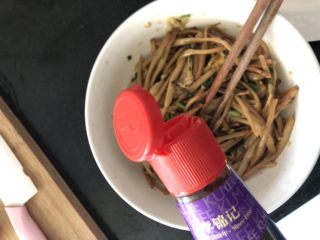 10、#爽口凉菜#凉拌黄花菜,最后倒入香油，提香