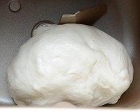 1、金枪鱼果蔬披萨,将酵母用温水释开，倒入面粉，与糖、盐混合，和成面团。再加入黄油揉成较光滑的面团。