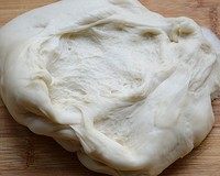 2、金枪鱼果蔬披萨,盖上保鲜膜，发酵至原来的2倍大，面团内充满气孔。