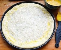 5、金枪鱼果蔬披萨,再度发酵20分钟左右，在面饼边缘刷一圈全蛋液。