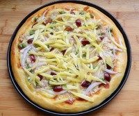 8、金枪鱼果蔬披萨,放进烤箱中层，上下火190°烤15分钟，取出，撒上剩下三分之一的马苏里拉芝士条。再烤3-5分钟即可。