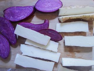 1、给孩子一个仪式感的中秋节 婴幼儿都能吃的,山药、紫薯洗净切成片