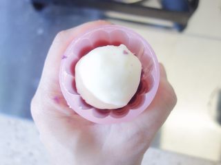 8、给孩子一个仪式感的中秋节 婴幼儿都能吃的,再选另外一个颜色的泥，称30g搓成椭圆形放入模具内