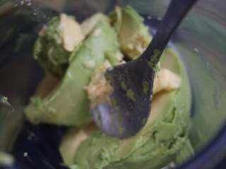 2、奇亚籽双色酸奶木糠杯,将牛油果取出倒入杯中备用