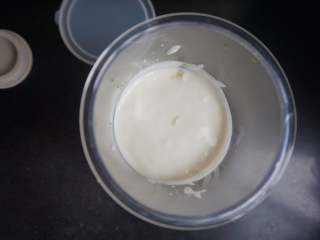 4、奇亚籽双色酸奶木糠杯,将250g酸奶倒入放入牛油果的搅拌杯中