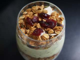 13、奇亚籽双色酸奶木糠杯,最后撒上蔓越莓干即可大功告成