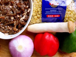 1、牛柳双椒贝壳面,准备食材。将牛肉切成丝,放料酒,生抽,盐,蛋清,淀粉抓匀,然后再滴几滴香油拌匀腌一会儿。