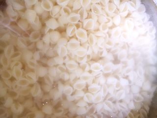 2、牛柳双椒贝壳面,贝壳面放开水里煮两分钟后关火焖三分钟。