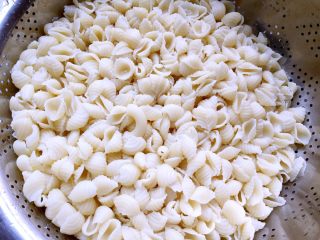 3、牛柳双椒贝壳面,捞起贝壳面,过水一遍备用。