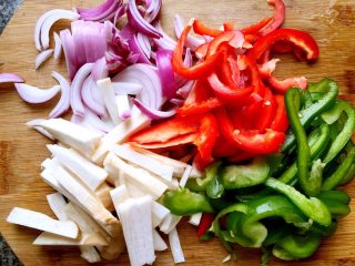 4、牛柳双椒贝壳面,将洋葱,红椒和青椒切丝,鸡腿菇切条备用,锅烧热放油将牛柳滑一下,肉色变白盛。刚刚忘记拍照了。