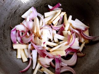 5、牛柳双椒贝壳面,锅再放油烧热下洋葱和鸡腿菇炒香。