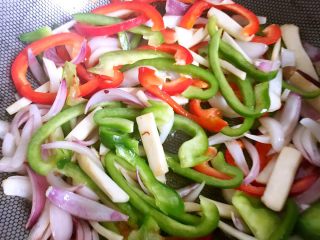 6、牛柳双椒贝壳面,放双椒丝翻炒片刻。