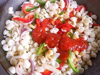 7、牛柳双椒贝壳面,加入贝壳面,以及料酒,生抽,老抽,披萨酱翻炒。