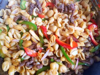 8、牛柳双椒贝壳面,炒匀后加入过油的牛肉丝一丝翻炒片刻即可出锅。