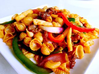 9、牛柳双椒贝壳面,色香味俱全的牛柳双椒贝壳面出锅了!