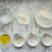 1、黑椒鸡肉披萨,配方里除去所用量,应再预留出10%的水或面粉,易便调整备用