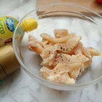 5、黑椒鸡肉披萨,鸡肉切小片,用柠檬汁两滴,适当黑胡椒粒,半茶匙盐进行腌制