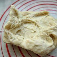 7、黑椒鸡肉披萨,面团发酵至1.5-2倍大皆可,拉扯有细密蜂窝孔即可使用