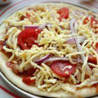 11、黑椒鸡肉披萨,铺上鸡肉,洋葱,小番茄(较甜,可以中和胡椒和洋葱的辛辣)烤箱预热,撒芝士碎,上下火175度25分钟