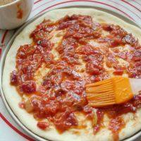 10、黑椒鸡肉披萨,刷披萨酱,按个人口味所取总量