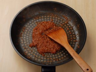 2、意大利肉酱缤纷薄脆披萨,加热好的料包倒入平底锅中炒至油水混合