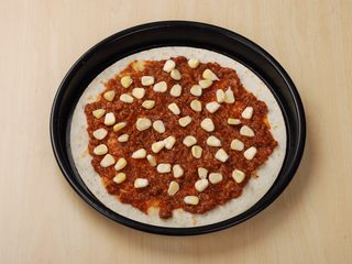 3、意大利肉酱缤纷薄脆披萨,撒上玉米粒