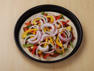 5、意大利肉酱缤纷薄脆披萨,摆放上洋葱丝