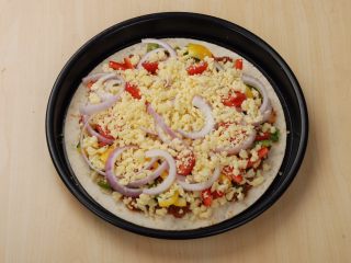 6、意大利肉酱缤纷薄脆披萨,然后覆盖上混合芝士