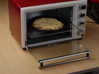 7、意大利肉酱缤纷薄脆披萨,烤箱调上下火220℃烤15分钟，烤好后取出即可享用