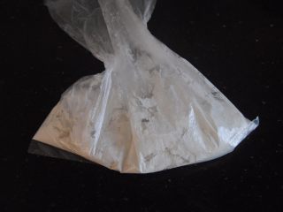 4、黑椒鸡米花,腌制好的鸡肉放入装了玉米淀粉的保鲜袋内，托着轻轻混匀，让所有鸡肉都沾满淀粉