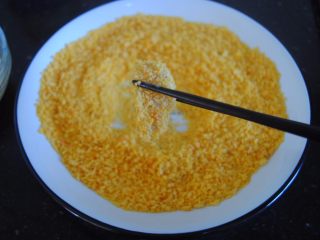 9、黑椒鸡米花,均匀裹上面包糠