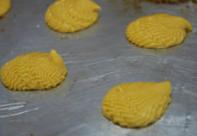 12、天鹅泡芙,天鹅的身体用贝壳花嘴挤出大约55克左右的面团。