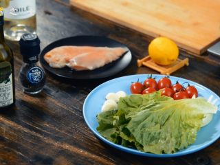 1、比“摔跤吧爸爸”更好吃的香煎鸡胸肉,准备材料~