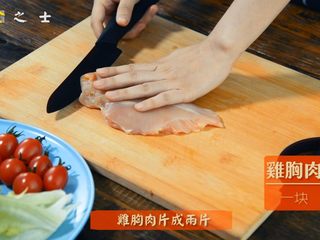 2、比“摔跤吧爸爸”更好吃的香煎鸡胸肉,如果鸡胸肉块头太大，可以从中间切开，这样更容易入味