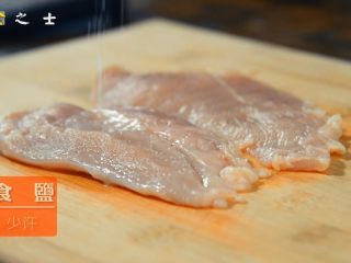 3、比“摔跤吧爸爸”更好吃的香煎鸡胸肉,根据自己的口味，撒上盐，轻微按摩均匀