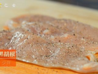 4、比“摔跤吧爸爸”更好吃的香煎鸡胸肉,撒上适量的黑胡椒粉
