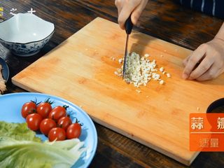 6、比“摔跤吧爸爸”更好吃的香煎鸡胸肉,蒜瓣切末，放入小碗中~