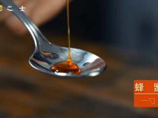 7、比“摔跤吧爸爸”更好吃的香煎鸡胸肉,加入1汤匙蜂蜜，不喜欢太甜的话可以少放~