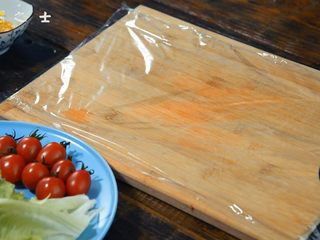 8、比“摔跤吧爸爸”更好吃的香煎鸡胸肉,在案板上铺上保鲜膜，