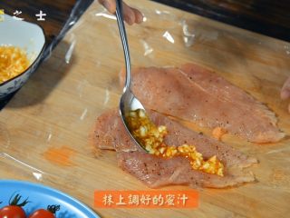 9、比“摔跤吧爸爸”更好吃的香煎鸡胸肉,将鸡胸肉铺在保鲜膜上，将酱汁均匀的涂抹在鸡肉上~